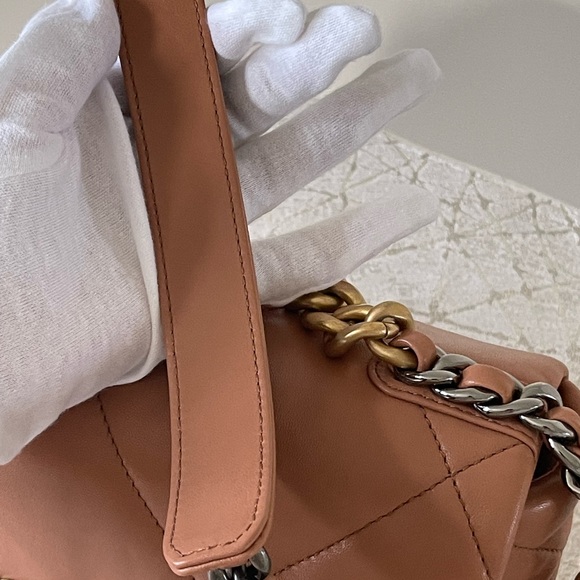 Chanel 19 small 21K caramel in brand new condition. It’s a full set - Picture 10 of 16